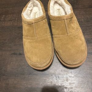 Kookaburra by Uggs women’s Tan Suede clogs